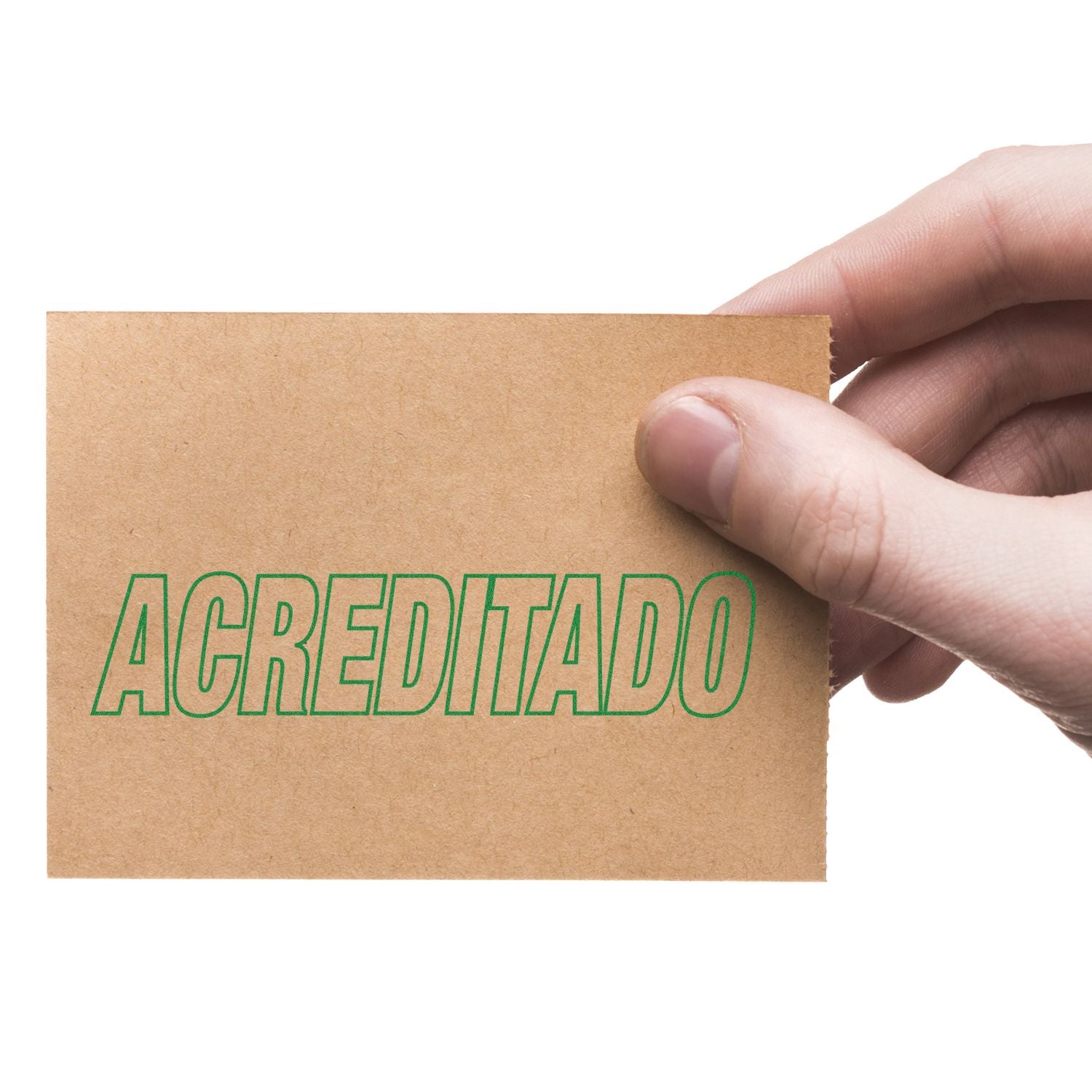 Mano sostiene una tarjeta de cartn con la etiqueta ACREDITADO, indicando certificacin y acreditacin oficial.