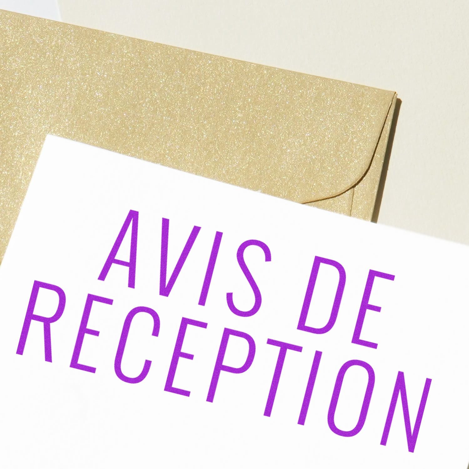 Enveloppe dore avec carte Avis de rception en franais, illustrant un courrier recommand et une confirmation de rception.
