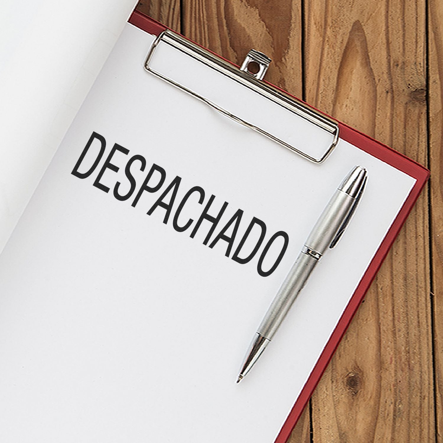 Documento despachado con bolgrafo y clip metlico, estilo despacho y envo para logstica y seguimiento.