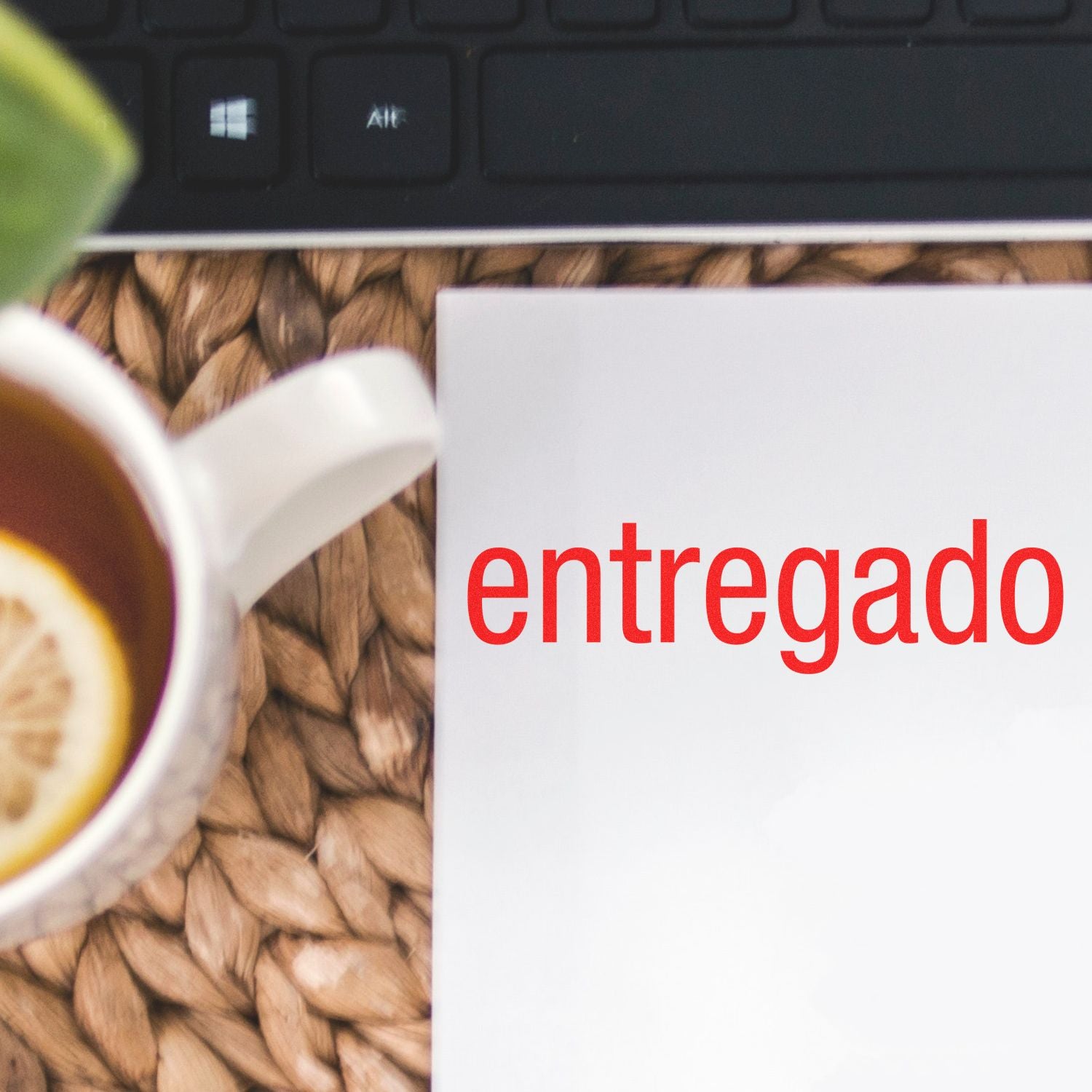 Documento entregado en escritorio con caf y teclado de oficina.
