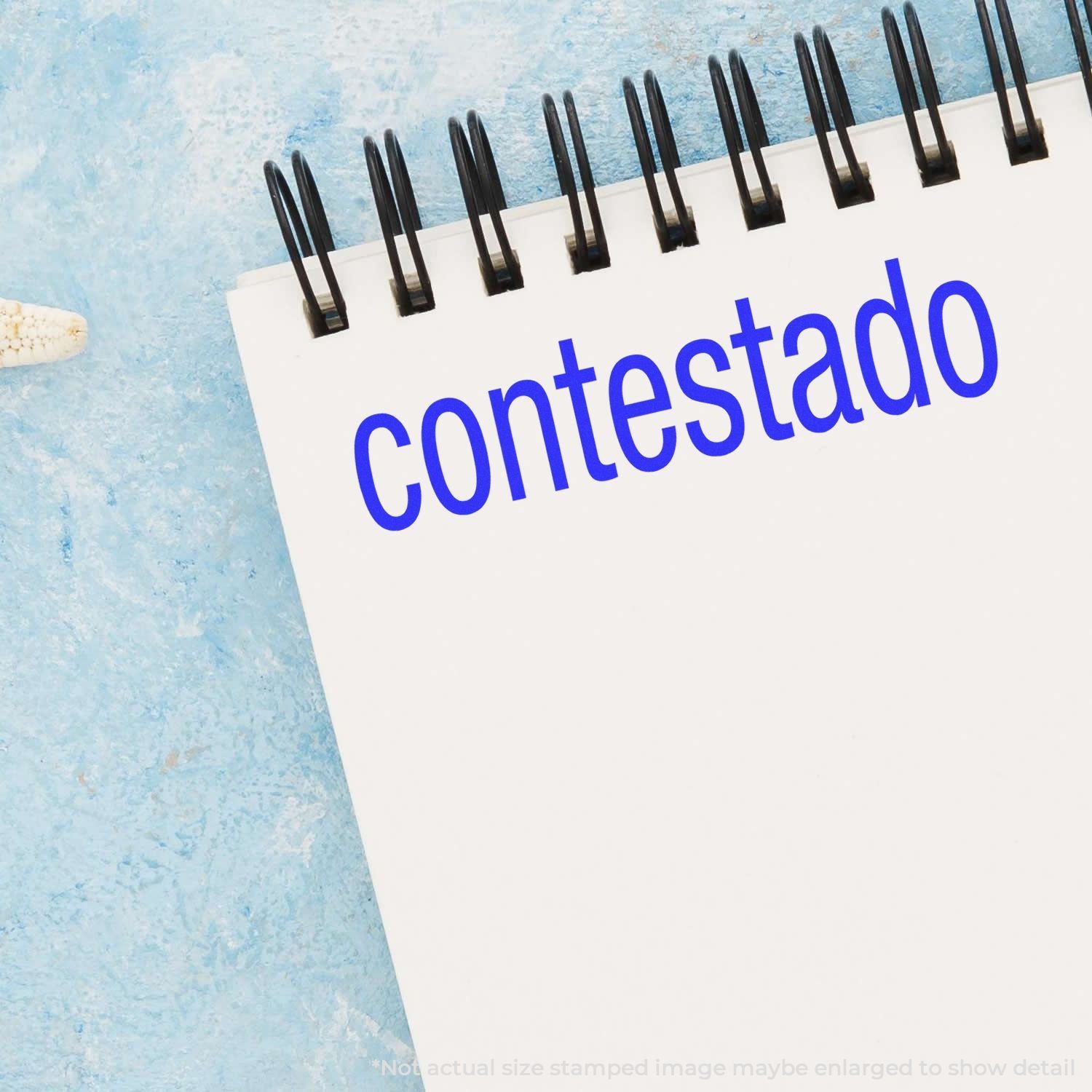 Cartaz contestado com grampos/pregos metlicos, imagem sobre contestao e disputa no contexto jurdico, para site de contencioso.