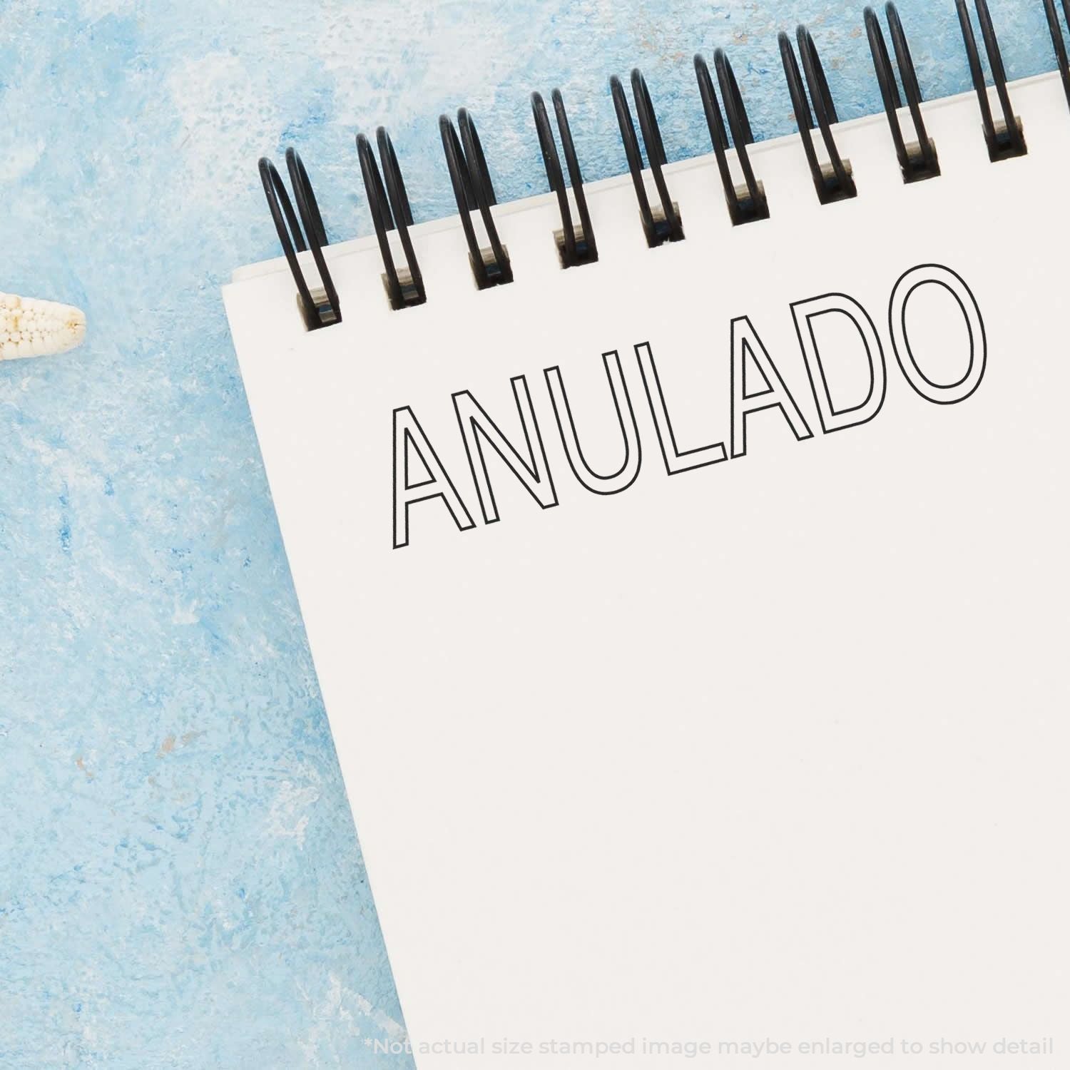 Sello ANULADO sobre tarjeta blanca con postes negros y fondo azul, indicando documento o recibo anulado.
