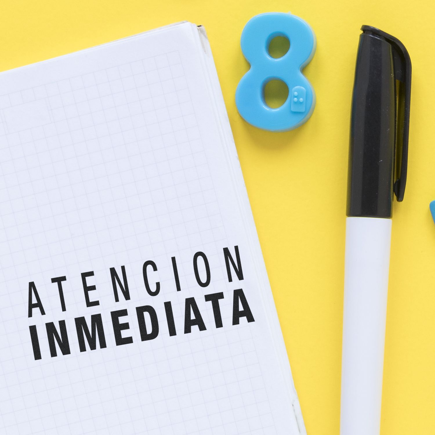 Urgent emergency alert: notebook Atencin Inmediata with pen and medical symbol, highlighting immediate assistance and response.