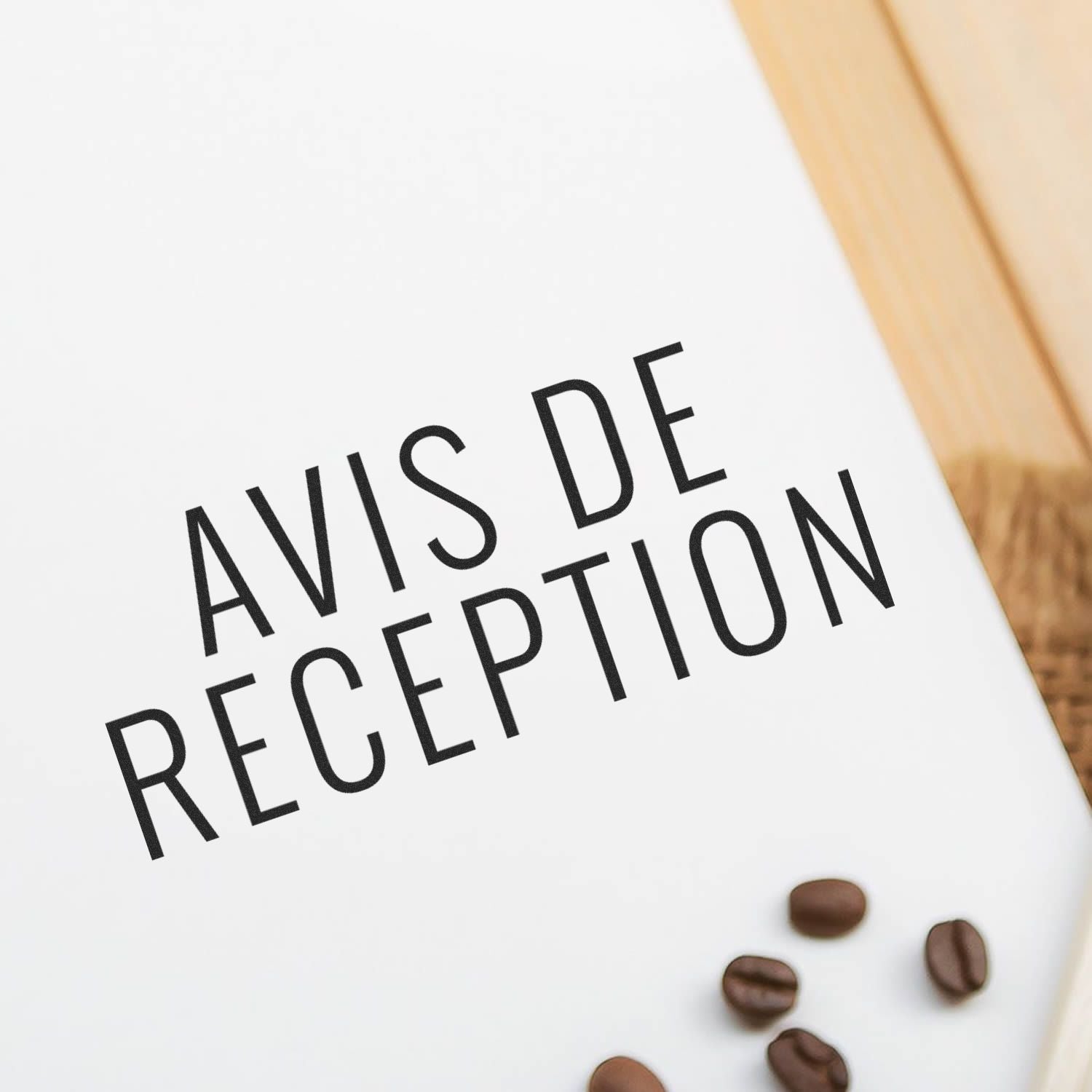 Avis de rclamation sur document blanc avec grains de caf, concept de plainte client et rclamation en franais.