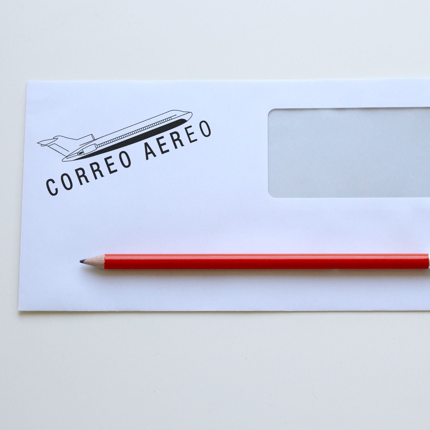 Ilustracin de correo areo con avin y texto CORREO AREO, mostrando servicios de mensajera y envo por avin para logstica internacional y paquetera.