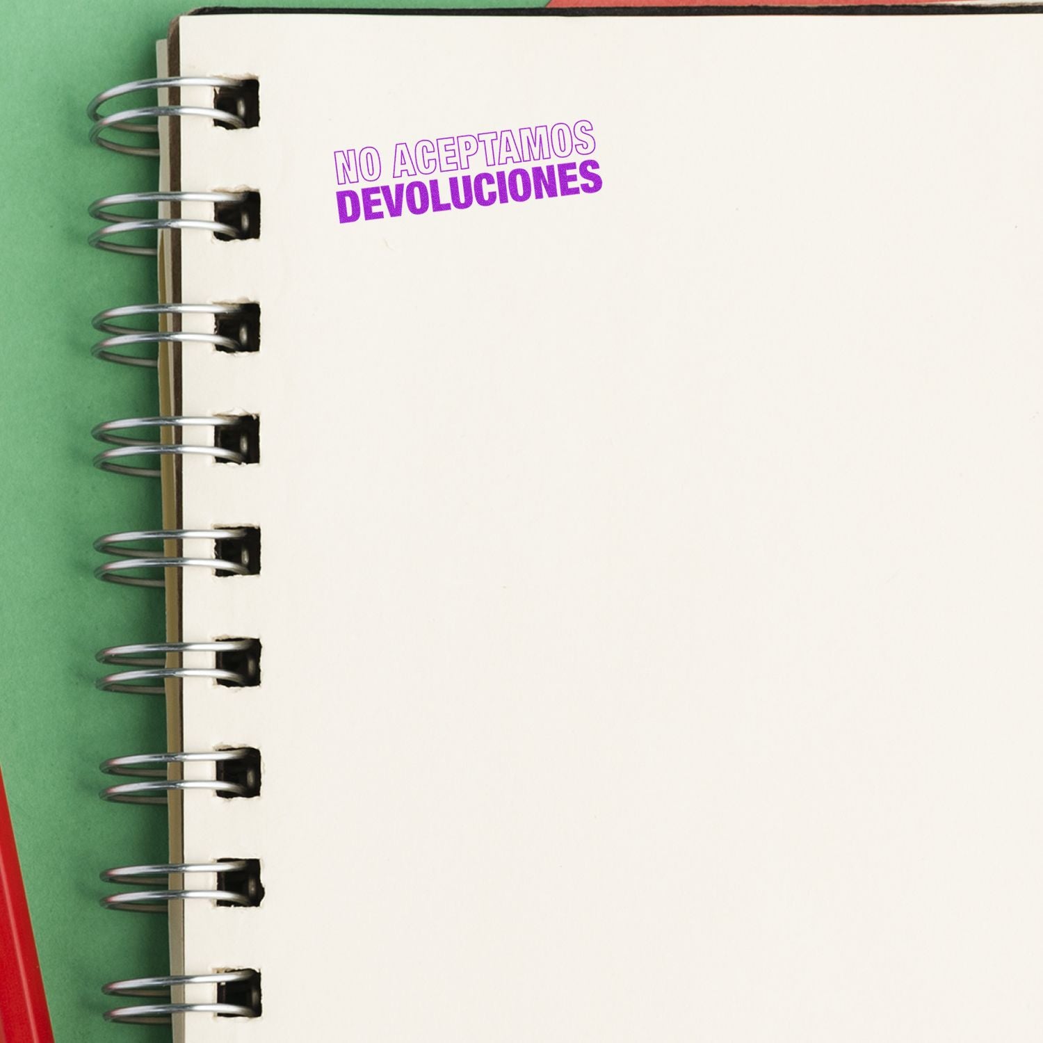 Cuaderno con texto No aceptamos devoluciones, aviso de poltica de devoluciones y reembolsos sin devolucin.