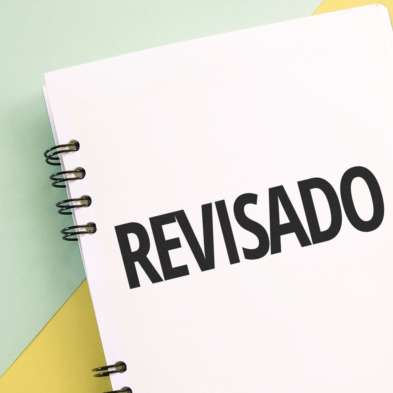 Cuaderno con la palabra REVISADO, concepto de revisin de documentos y control de calidad.