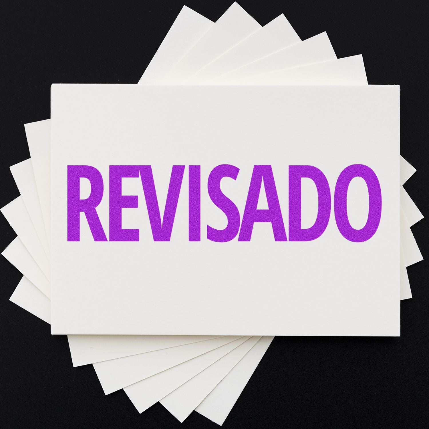 Tarjetas blancas con la palabra REVISADO en letras moradas, concepto de aprobacin y revisin de documentos.