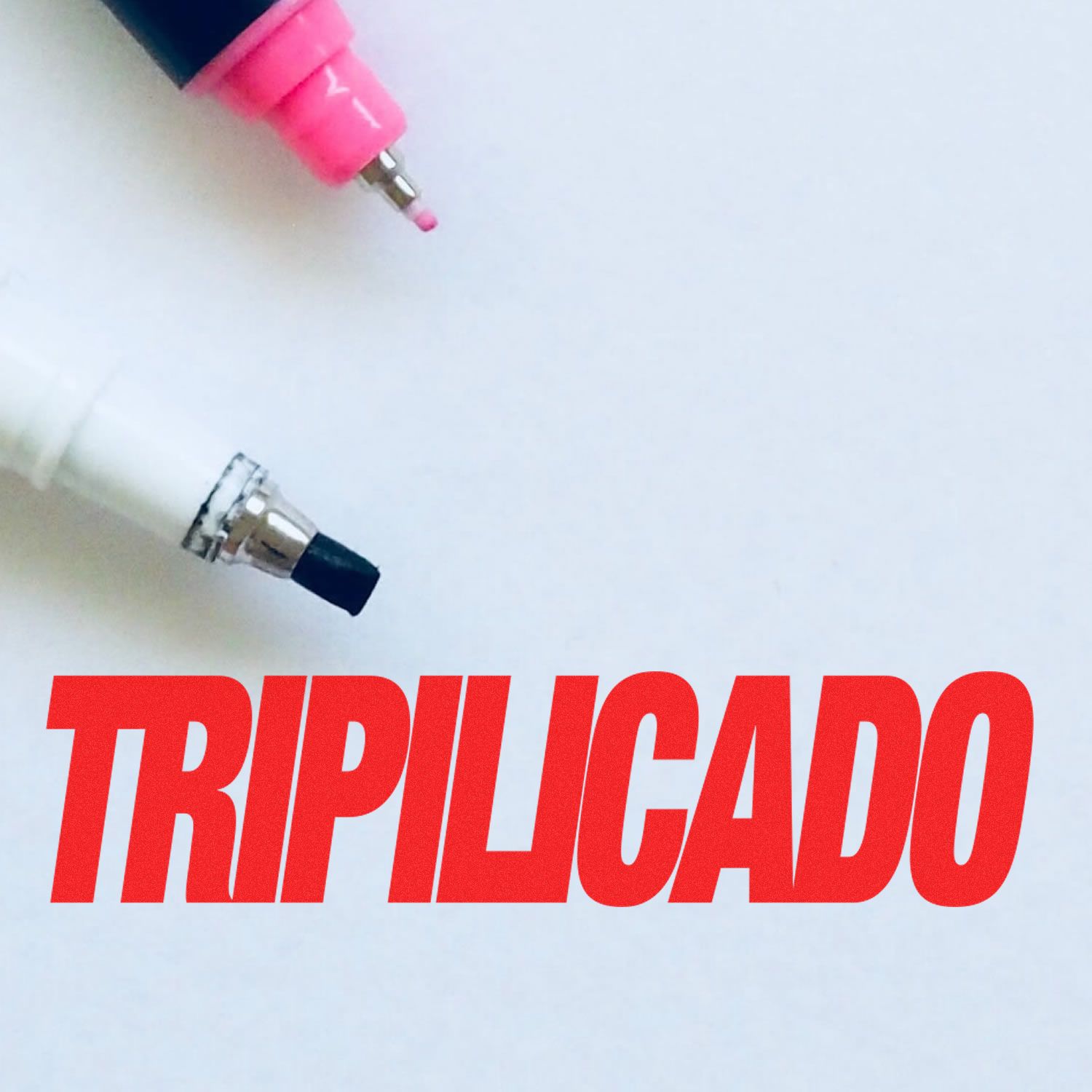 Conectores elctricos y enchufes de cable con el texto TRIPLICADO, banner promocional para repuestos de cableado elctrico industrial