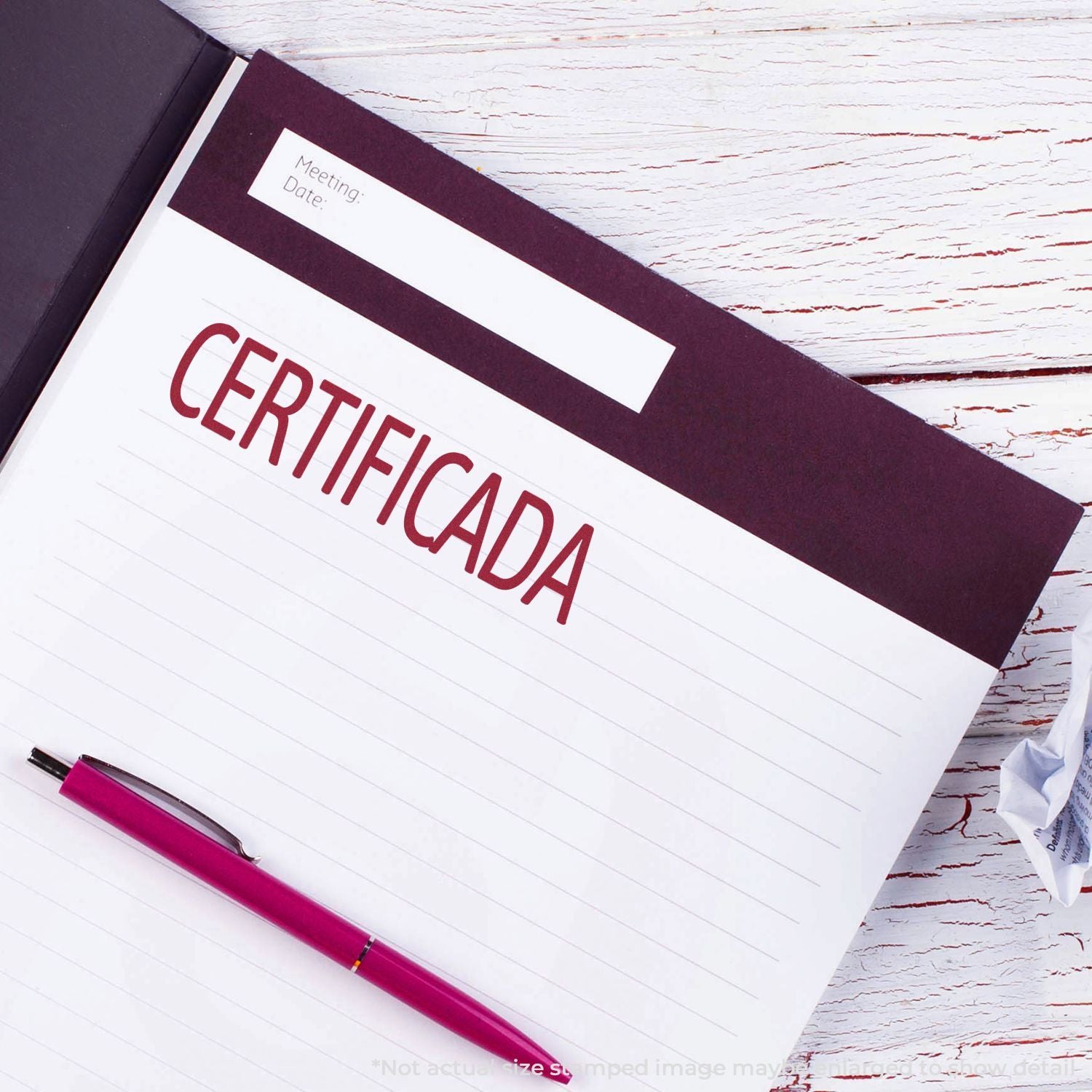Certificate folder labeled Certificada with a pink pen on a white wooden desk.