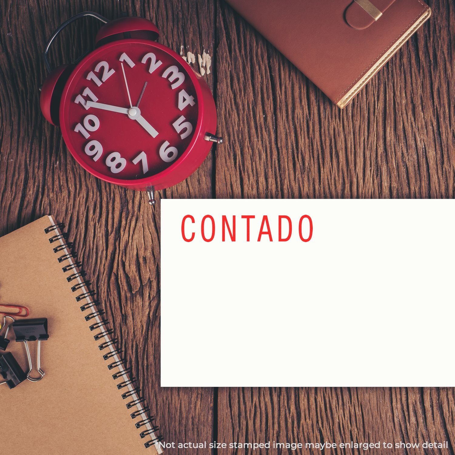 Reloj despertador rojo sobre escritorio de madera con tarjeta CONTADO, simboliza pago en efectivo y facturacin rpida.