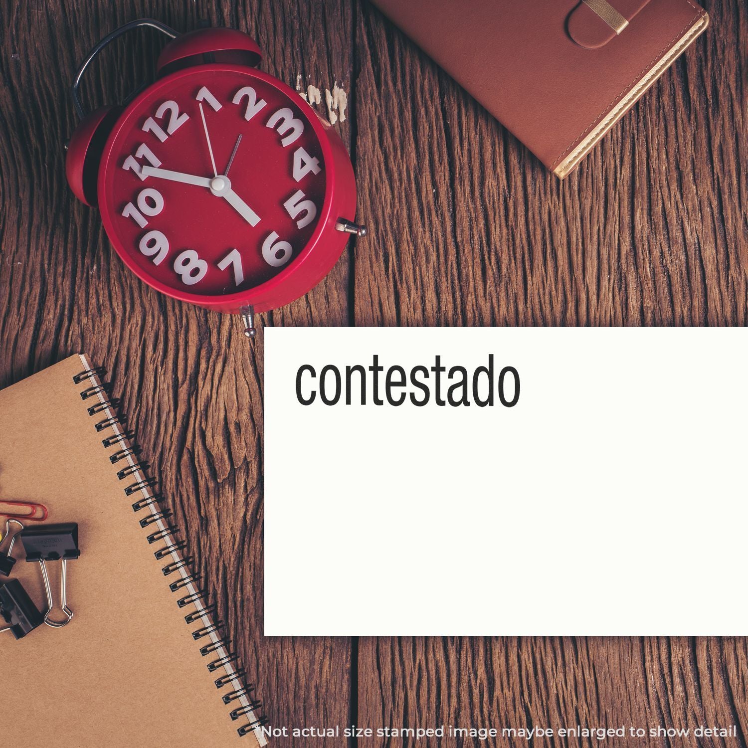 Reloj y cuaderno sobre escritorio de madera con tarjeta contestado, concepto de respuesta y contestacin a concurso.