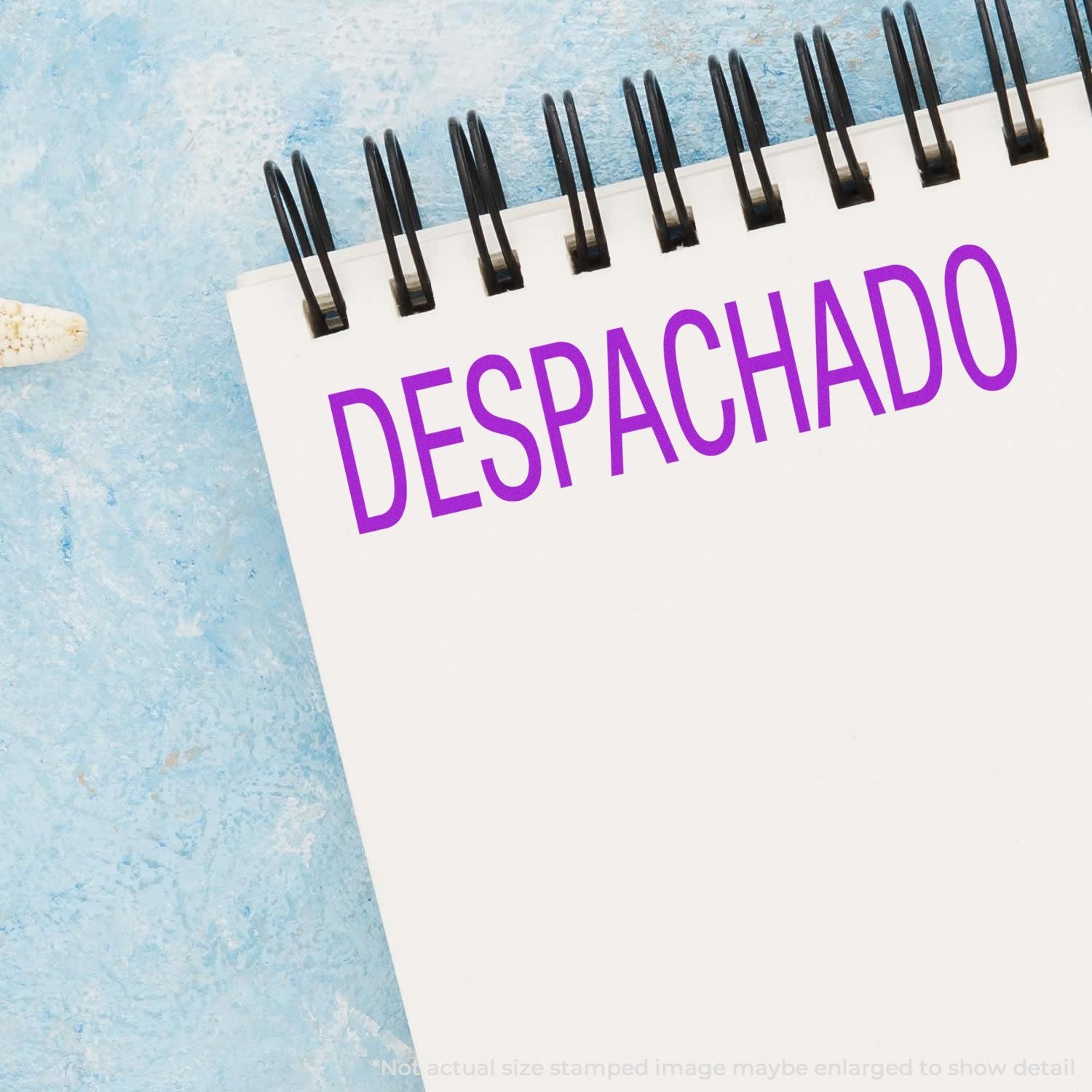 Despachado shipping status label on white tag with black clips over blue backgroundconfirms your package is dispatched.
