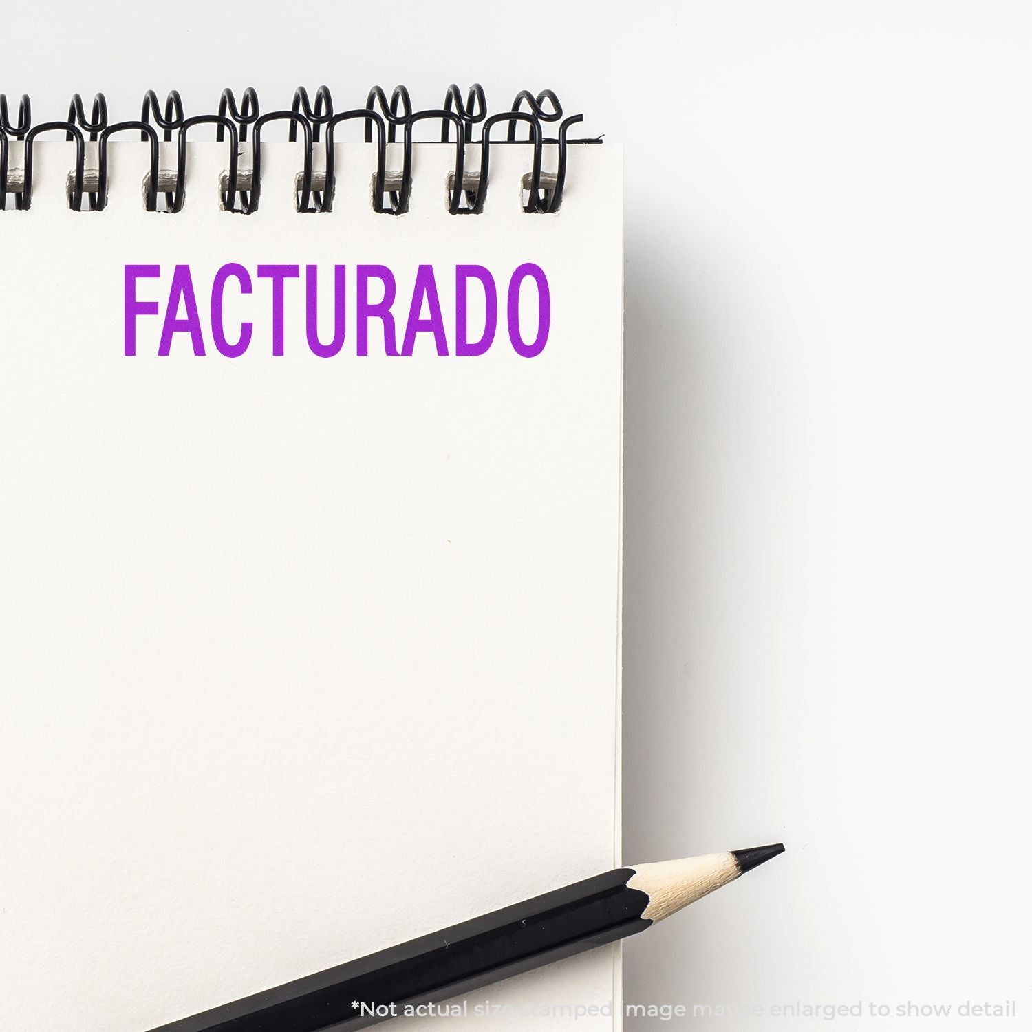 Etiqueta FACTURADO en carpeta sujeta con grapas y lpiz, que representa estado de factura emitida.