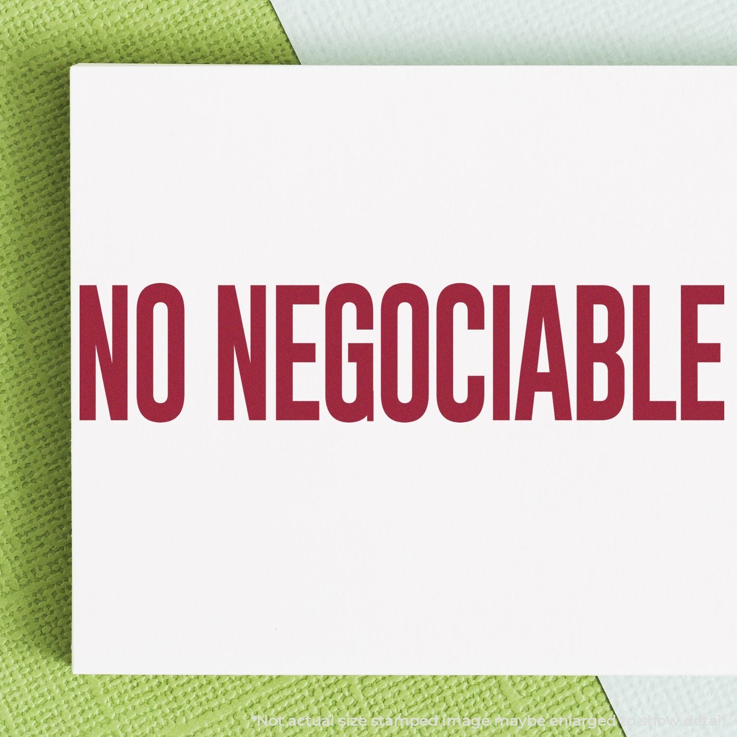White card on green textured background with bold red Spanish text No Negociable, highlighting non-negotiable terms.