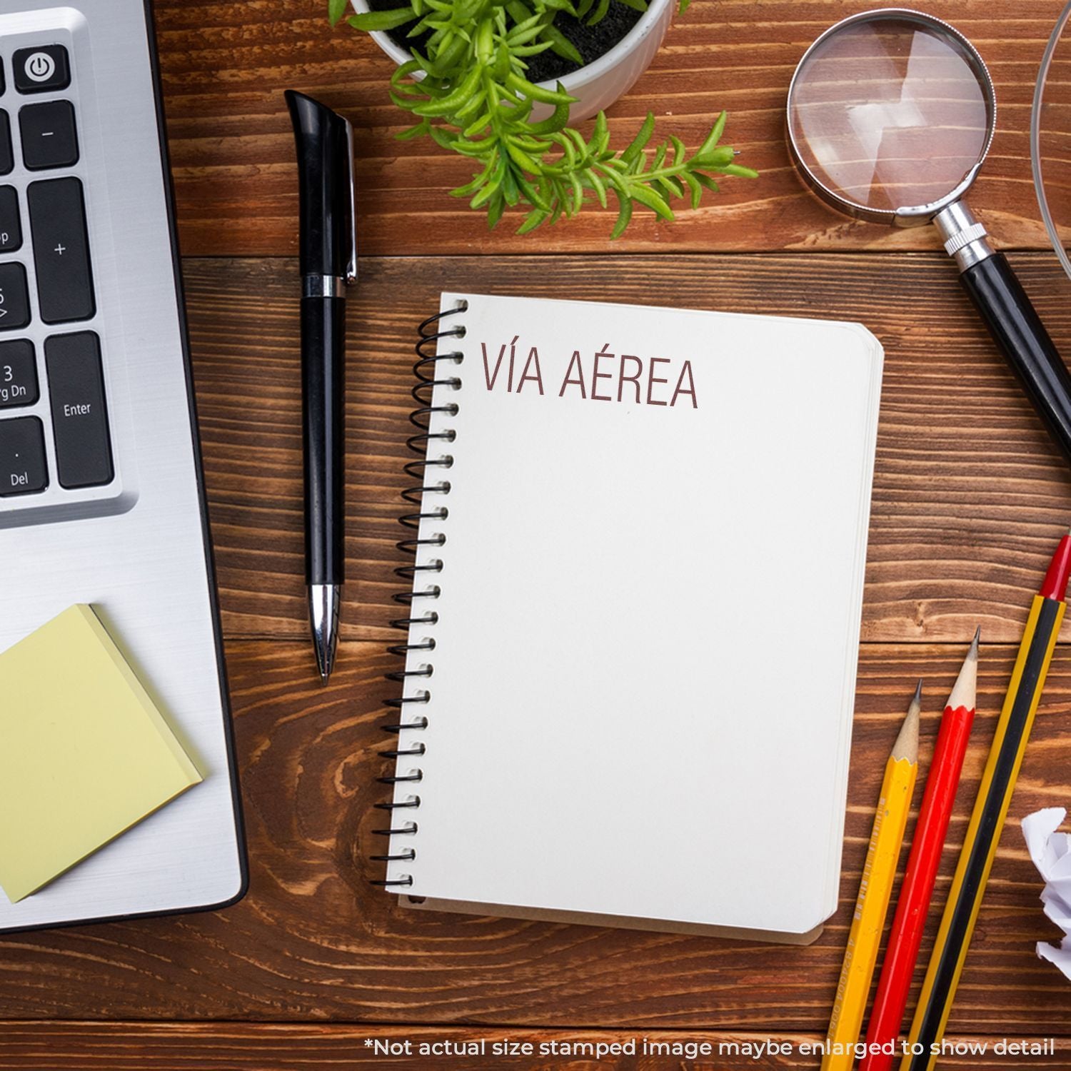Cuaderno con el ttulo VA AREA para planificar envos internacionales por logstica area, con lupa y bolgrafos.